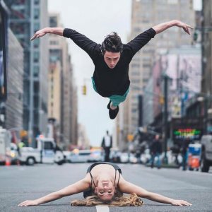 Couple de danse acrobatique